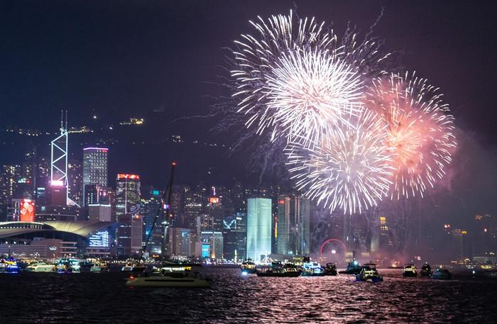 蛇年正月初二香港烟花汇演闪耀夜空