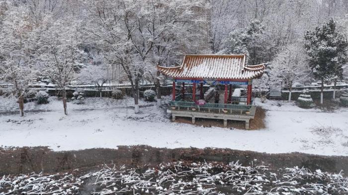 河南宝丰：飞雪迎春 美景如画