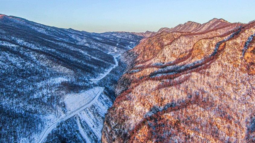 湖北神农架半山白雪半山金辉